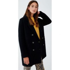 Dwurzędowy płaszcz z flauszu z guzikami. Czarne płaszcze damskie marki Pull&Bear. Za 249,00 zł.