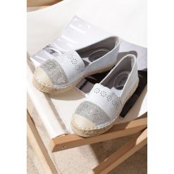 Niebieskie Espadryle Inform. Niebieskie espadryle damskie Renee, z aplikacjami, bez obcasa, na płaskiej podeszwie. Za 89,99 zł.
