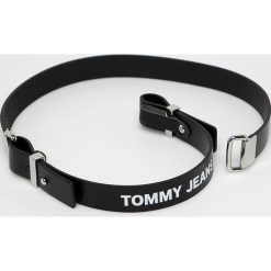 Tommy Jeans - Pasek skórzany. Czarne paski damskie Tommy Jeans, w paski, z jeansu. W wyprzedaży za 149,90 zł.