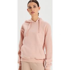 Bluza typu kangurka z napisem - Różowy. Różowe bluzy damskie Cropp, s, z napisami, bez rękawów, bez kaptura. Za 79,99 zł.