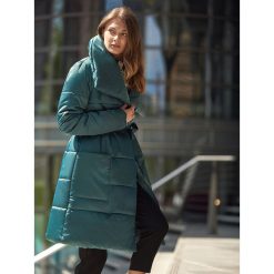 PŁASZCZ Z WIĄZANIEM I OTULAJĄCYM KOŁNIERZEM. Szare płaszcze damskie zimowe marki Top Secret, eleganckie, z chokerem. Za 229,99 zł.