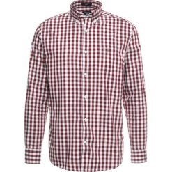 GANT OXFORD GINGHAM Koszula raspberry purple. Czerwone koszule męskie marki GANT, l, w kratkę, z bawełny, z klasycznym kołnierzykiem. Za 419,00 zł.