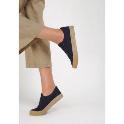 Niebieskie Trampki She's Freaky. Niebieskie espadryle damskie Renee, bez wzorów, bez obcasa. Za 59,99 zł.