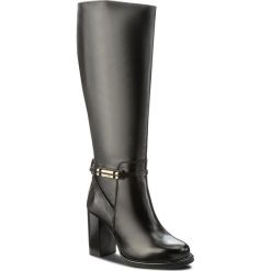 Kozaki TOMMY HILFIGER - Hillary 10A FW0FW01437 Black 990. Czarne buty zimowe damskie marki Kazar, ze skóry, przed kolano, na wysokim obcasie, na obcasie. W wyprzedaży za 719,00 zł.