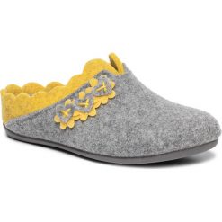 Kapcie MANITU - 320574-91 Hellgrau 91. Szare klapki damskie Manitu, z aplikacjami, z tworzywa sztucznego, bez obcasa. Za 139,00 zł.