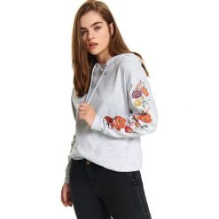 Ciepła bluza damska z kapturem. Szare bluzy damskie Top Secret, na zimę, z nadrukiem, z dzianiny, bez rękawów, z kapturem. W wyprzedaży za 49,99 zł.