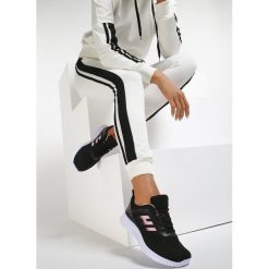 Czarno-Różowe Buty Sportowe Avala. Czarne buty sportowe damskie Renee, bez wzorów, sportowe, trekkingowe. Za 99,99 zł.