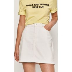 Only - Spódnica jeansowa. Białe spódniczki damskie ONLY, na co dzień, bez wzorów, z elastanu, casualowe, mini, proste. Za 119,90 zł.