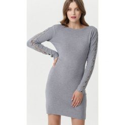 Szara Sukienka Maianbar. Szare sukienki damskie Born2be, xl, z aplikacjami, z dzianiny, eleganckie, z okrągłym kołnierzem, bez rękawów, długie, mini. Za 89,99 zł.