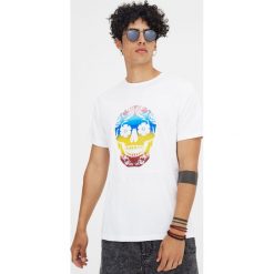 Koszulka z krótkim rękawem i cieniowanym nadrukiem. Białe koszulki męskie Pull&Bear, m, z nadrukiem, bez kołnierzyka, z krótkim rękawem, krótkie. Za 41,90 zł.