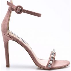 Steve Madden - Sandały. Różowe sandały damskie Steve Madden, bez wzorów, z materiału, bez obcasa, na obcasie, na klamry. W wyprzedaży za 249,90 zł.