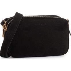 Torebka COCCINELLE - ES6 Alpha Suede E1 ES6 15 02 01 Noir 001. Czarne listonoszki damskie Coccinelle, bez wzorów, ze skóry, bez dodatków. Za 1049,00 zł.
