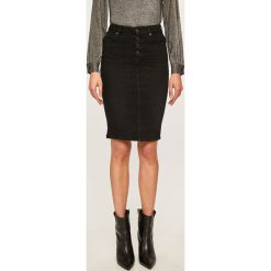 Guess Jeans - Spódnica. Czarne spódniczki damskie Guess Jeans, na co dzień, z aplikacjami, z elastanu, casualowe, midi, ołówkowe. W wyprzedaży za 269,90 zł.