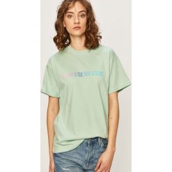 Local Heroes - T-shirt. Zielone topy damskie LOCAL HEROES, s, z nadrukiem, z bawełny, z okrągłym kołnierzem. Za 149,90 zł.