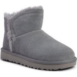 Buty UGG - W Classic Mini Fluff High-Low 1103745 Gys. Szare kozaki damskie Ugg, ze skóry, bez obcasa, bez zapięcia. W wyprzedaży za 619,00 zł.