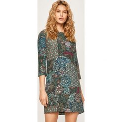 Desigual - Sukienka. Sukienki damskie Desigual, na co dzień, l, bez wzorów, z poliesteru, casualowe, z okrągłym kołnierzem, bez rękawów, mini, proste. W wyprzedaży za 299,90 zł.
