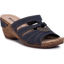 Klapki INBLU - SM74MO01 Cobalt Blue. Niebieskie klapki damskie Inblu, z aplikacjami, ze skóry ekologicznej, bez obcasa, na obcasie. Za 89,99 zł.