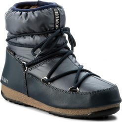 Śniegowce MOON BOOT - W.E. Low Nylon Wp 24006200006 Blue Denim. Niebieskie kozaki damskie Moon Boot, na zimę, ze skóry ekologicznej, na niskim obcasie, bez zapięcia. W wyprzedaży za 389,00 zł.
