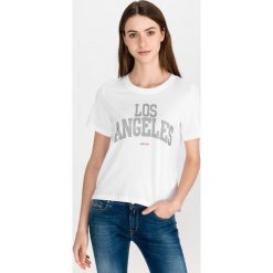 Guess Glam Koszulka Biały. Białe koszulki damskie Guess, m, z aplikacjami, z bawełny, bez kołnierzyka. Za 175,95 zł.