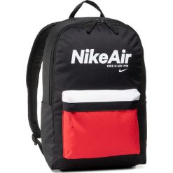 Plecak NIKE - CT5224 010 Czarny Czerwony. Czerwone plecaki męskie Nike, bez wzorów, z materiału, sportowe. Za 139,00 zł.