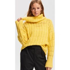 Sweter z luźnym golfem - Żółty. Żółte swetry damskie Reserved, s, bez wzorów, bez rękawów. W wyprzedaży za 59,99 zł.