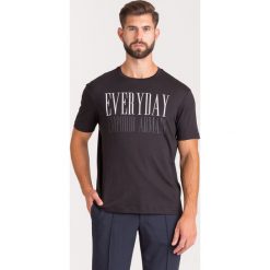 T-SHIRT Emporio Armani. Czarne t-shirty męskie xxl, z nadrukiem, z bawełny, z okrągłym kołnierzem. Za 317,40 zł.