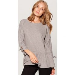 Dzianinowy sweter z falbaną - Szary. Szare swetry klasyczne damskie Mohito, l, z dzianiny. W wyprzedaży za 59,99 zł.