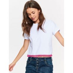 T-SHIRT DAMSKI WYKOŃCZONY POMPONIKAMI U DOŁU. Białe t-shirty damskie TROLL, xl, z aplikacjami, eleganckie, bez kołnierzyka. W wyprzedaży za 24,99 zł.
