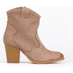 Dziurkowane kowbojki - skóra naturalna - model 470 - kolor cappuccino. Botki damskie Zapato, ze skóry, bez obcasa, bez zapięcia. W wyprzedaży za 319,20 zł.