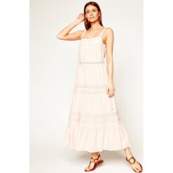Sukienka letnia Pepe Jeans Mariana PL952668. Różowe sukienki damskie Pepe Jeans, na lato, s, bez wzorów, z jeansu, bez kołnierzyka, bez rękawów. W wyprzedaży za 349,00 zł.
