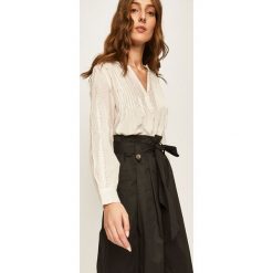 Answear - Koszula. Białe bluzki damskie ANSWEAR, na co dzień, s, bez wzorów, z bawełny, casualowe, bez kołnierzyka, bez rękawów. W wyprzedaży za 119,90 zł.