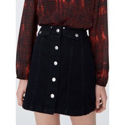 Jeansowa mini spódnica - Czarny. Czarne spódniczki damskie Sinsay, bez wzorów, z jeansu, mini. Za 59,99 zł.