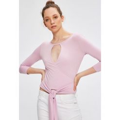Answear - Bluzka Garden of Dreams. Fioletowe bluzki damskie ANSWEAR, na co dzień, s, bez wzorów, z elastanu, casualowe, bez kołnierzyka, bez rękawów. W wyprzedaży za 24,90 zł.