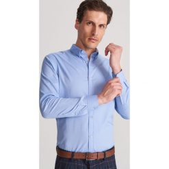 Gladka koszula slim fit - Niebieski. Niebieskie koszule męskie Reserved, m, bez wzorów, bez kołnierzyka, bez rękawów. Za 99,99 zł.