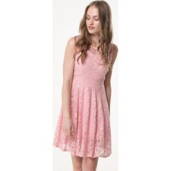 Różowa Sukienka Inhibit. Różowe sukienki damskie Born2be, na spotkanie biznesowe, s, bez wzorów, z koronki, z dekoltem na plecach, bez rękawów, mini. Za 59,99 zł.