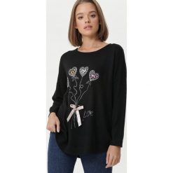 Czarny Sweter Canley. Czarne swetry dziewczęce Born2be, z nadrukiem, z okrągłym kołnierzem, z długim rękawem, długie, bez kaptura. Za 89,99 zł.