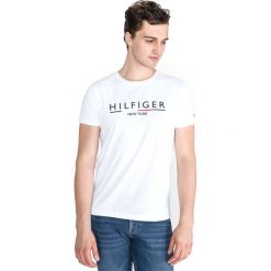 Tommy Hilfiger Koszulka Biały. Białe podkoszulki męskie TOMMY HILFIGER, l, z nadrukiem, z bawełny, z krótkim rękawem. Za 206,95 zł.