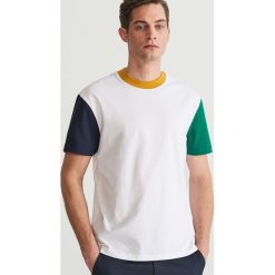 T-shirt z kontrastowymi elementami - Biały. Białe t-shirty męskie Reserved, s, bez wzorów, z kontrastowym kołnierzykiem. W wyprzedaży za 24,99 zł.