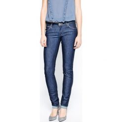Wrangler - Jeansy Molly. Niebieskie jeansy damskie Wrangler, w paski, z elastanu. W wyprzedaży za 199,90 zł.
