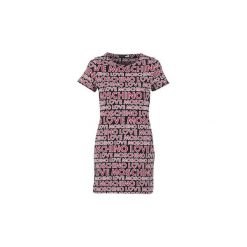 Sukienki krótkie Love Moschino W592900. Sukienki małe czarne marki Love Moschino, z krótkim rękawem. Za 599,20 zł.