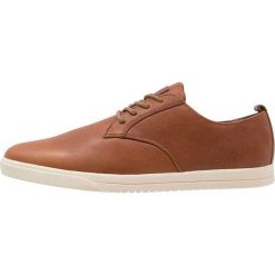 Clae ELLINGTON Sneakersy niskie chestnut. Pomarańczowe sneakersy męskie marki Clae, bez wzorów, ze skóry, bez zapięcia. Za 529,00 zł.
