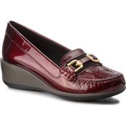 Półbuty GEOX - A Arethea A D841SA 00067 C7BF4 Bordeaux/Navy. Czerwone półbuty damskie Geox, na co dzień, z aplikacjami, ze skóry, bez obcasa, na koturnie, bez zapięcia. W wyprzedaży za 339,00 zł.