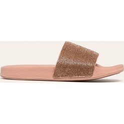 Skechers - Klapki. Szare klapki damskie Skechers, bez wzorów, z gumy, bez obcasa, na obcasie. W wyprzedaży za 129,90 zł.