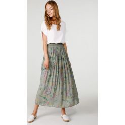 Spódnica maxi - 16-5537S MILITAR. Zielone spódniczki damskie Unisono, s, z nadrukiem, z wiskozy, eleganckie, krótkie, mini. Za 79,00 zł.