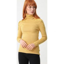 Żółty Golf Knox. Żółte swetry damskie Born2be, s, z haftami, z dzianiny, eleganckie, z długim rękawem, długie, bez kaptura. Za 99,99 zł.