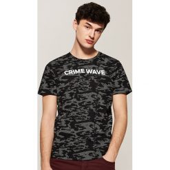 T-shirt camo z napisem - Czarny. Czarne t-shirty męskie marki House, s, z napisami, bez kołnierzyka. Za 49,99 zł.
