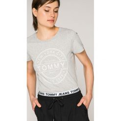 Tommy Jeans - Top. Szare topy damskie Tommy Jeans, l, z nadrukiem, z bawełny, z okrągłym kołnierzem. W wyprzedaży za 119,90 zł.