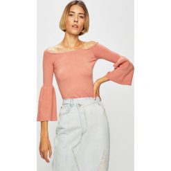 Guess Jeans - Sweter. Różowe swetry damskie Guess Jeans, s, z aplikacjami, z wiskozy, bez rękawów, bez kaptura. W wyprzedaży za 129,90 zł.