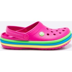 Crocs - Klapki. Różowe klapki damskie Crocs, bez wzorów, z materiału, bez obcasa. W wyprzedaży za 179,90 zł.