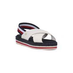 Sandały Tommy Hilfiger 161 ROPE FLAT SANDAL. Białe sandały damskie TOMMY HILFIGER, bez wzorów, bez obcasa, bez zapięcia. Za 330,51 zł.